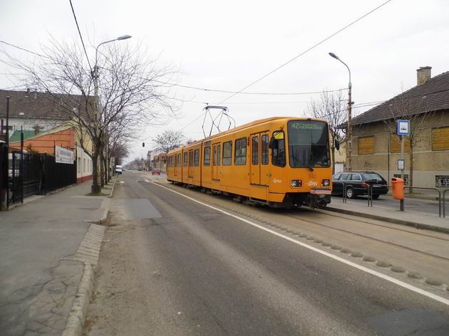 Budapešť: ex-hannoverská rychlodrážní tramvaj ev.č. 1582 stojí na konečné linky 42 Tulipán utca	23.3.2013	 © Jan Přikryl
