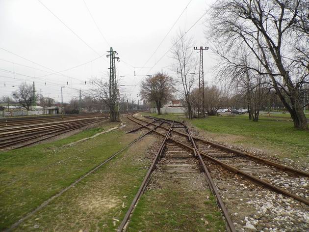 Budapešť: křížení zrušené tramvajové trati linky 29 se stále funkční vlečkou Királyvágány. 23.3.2013 © Jan Přikryl