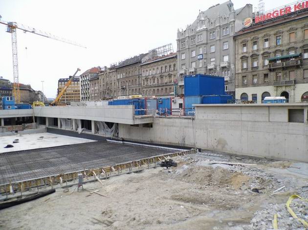 Budapešť: téměř hotová hrubá stavba stanice budoucí linky metra M4 u nádraží Keleti. 24.3.2013 © Jan Přikryl