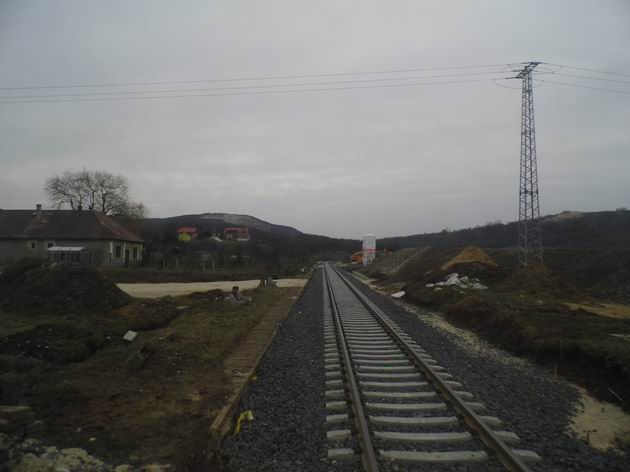 Rekonstruovaná trať do Esztergomu v prostoru zastávky Piliscsév. 24.3.2013 © Jan Přikryl