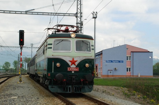 E 499.047 v čele mimoriadneho vlaku na odchodovej skupine ŽST Žilina - Teplička, © Kamil Korecz