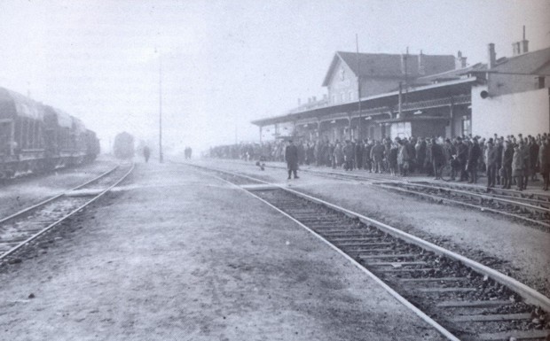 Železničná stanica 9. decembra 1965 preplnená cestujúcimi.