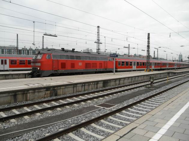 München Hbf: lokomotiva řady 218 přiváží vlak z Kemptenu © Aleš Svoboda, 5.7.2013