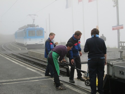 Rigi Kulm: vykládka vagónika, v pozadí modro- biely vlak do Arth- Goldau 