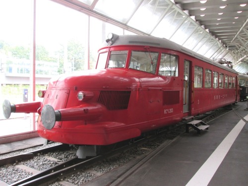 Luzern- priekopnícky ľahký elektrický motorový vlak Červený šíp z. roku 1936 