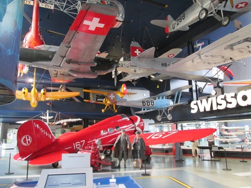 Luzern- hala letectva plná zavesených lietajúcich strojov 