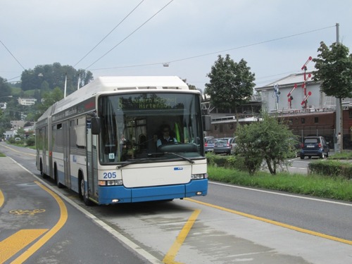 Luzern- z Verkehrshausu do mesta premávajú kĺbové trolejbusy na linke 6 a 8