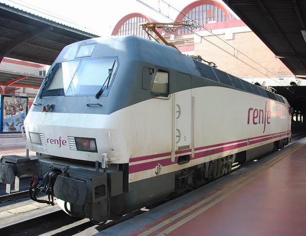 Madrid: Eurosprinter řady 252.040 RENFE po příjezdu vlaku Trenhotel Elipsos na nádraží Chamartín. 15.4.2013 © Lukáš Uhlíř
