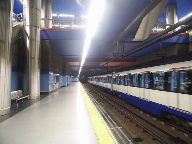 Madrid: jednotka metra série 7000 stojí ve stanici Colonia Jardín ve směru do centra. 18.4.2013 © Jan Přikryl