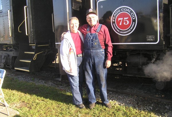 Pat a John Gramling, pred lokomotivou #75
