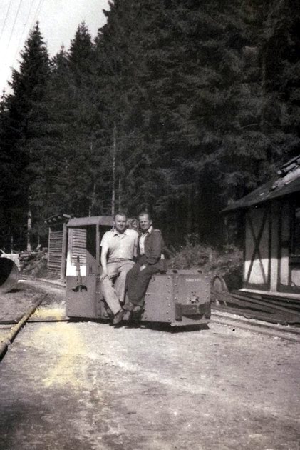 Pravdepodobne je to fotografia z Grétle, vpravo môže byť remíza a lokomotíva na železničke (neidenfikovaný typ) (Archív: Lukáš Patera)