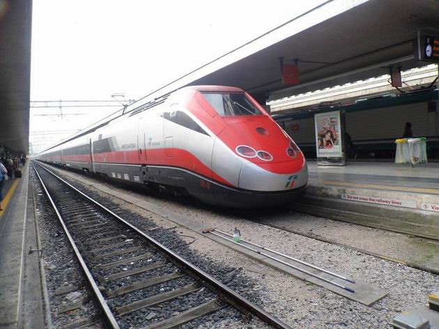 Řím: rekonstruovaná vysokorychlostní jednotka řady ETR 500 Trenitalie před odjezdem z 8. koleje nádraží Termini na vlaku AVE do Neapole. 26.4.2013 © Jan Přikryl