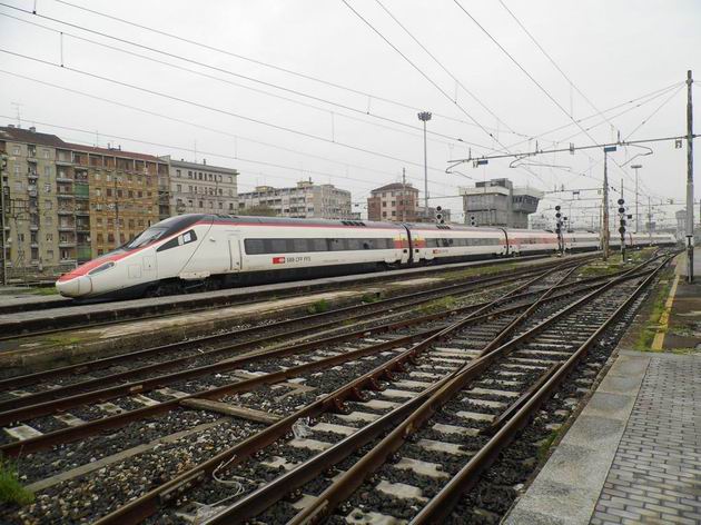Milano: naklápěcí jednotka řady ETR 610 v barvách SBB/CFF/FFS odjíždí ze stanice Centrale do Ženevy. 26.4.2013 © Jan Přikryl