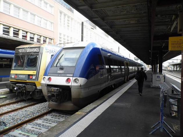Lille: hybridní jednotka řady B 82627 SNCF stojí na boční koleji nádraží Flandres před odjezdem do Dunkerque. 9.10.2013. © Jan Přikryl