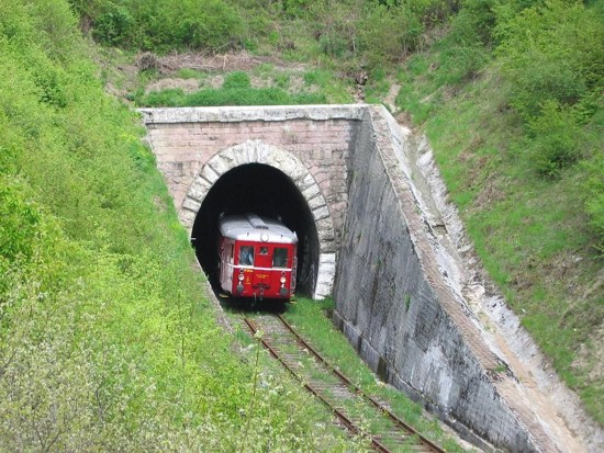1. narodeniny VLAKY.NET: M 131.1053 vychádza z tunela pred ŽST Banská Štiavnica, © Ing. Marián Šimo