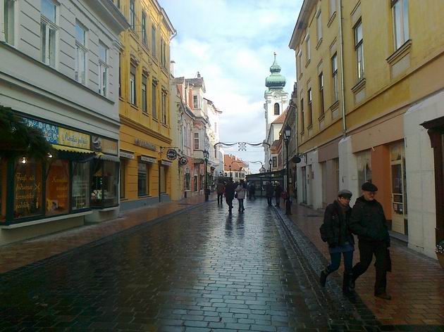 Győr: ulice Kaziczy utca v širším centru je rovněž součástí sítě pěších zón v této oblasti. 8.12.2013 © Aleš Svoboda