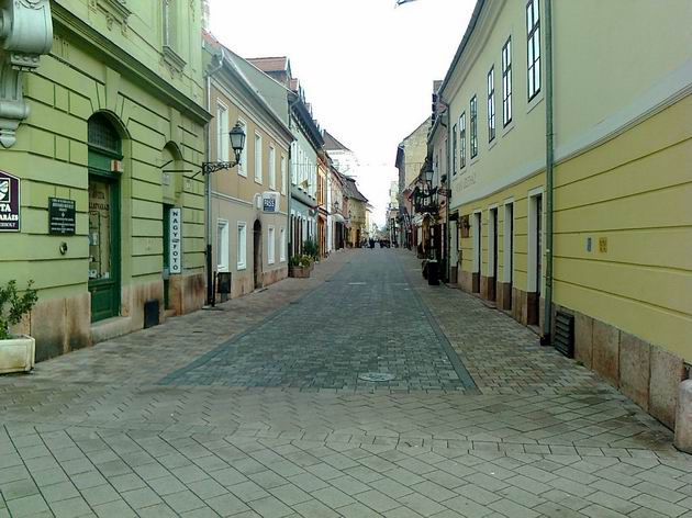 Győr: jedna z uliček na jižním okraji centra města. 8.12.2013 © Aleš Svoboda