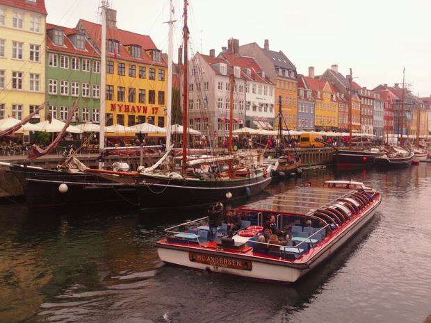 Kodaň: turistická loď opouští přístaviště v Nyhavnu © Tomáš Kraus, 27.10.2014