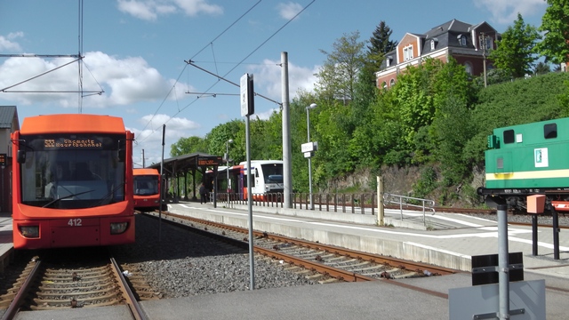 Obr.3 stanica Stollberg(Sachsen). Električkou 412 som prišiel, 413 má víkendový kľud, vzadu Citybahn Chemnitz do St. Egidien a vpravo zelený snežný pluh.