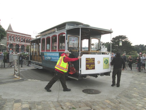 1.7.2015- San Francisco- Jednosmerný voz #9 otáčajú na konečnej Hyde Street zamestnanci ručne