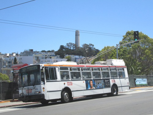 2.7.2015- San Francisco- Columbus St.- Trolejbus Tr 14SF, linka 30s. V pozadí Coit Tower s rozhľadňou