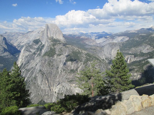 5.7.2015- Yosemitský národný park- Half Dome, v pozadí Sierra Nevada, vpravo vodopády Vernal