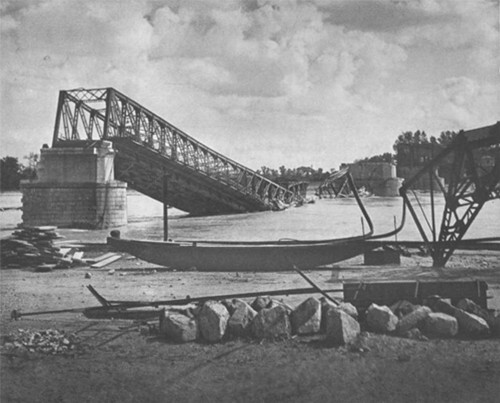 po 3.4.1945- Bratislava- zničený most gen. M.R. Štefánika.