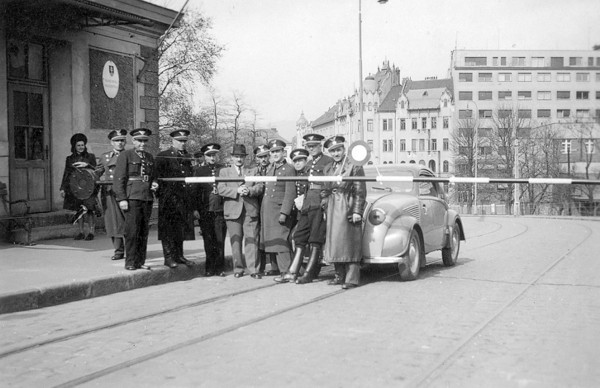 1938- 1945- Bratislava- slovenská finančná stráž pri mýtnom domčeku.