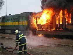 Vlak so zranenými cestujúcimi blokoval most, cvičenie požiarnikov