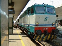 Nehoda nákladného a osobného vlaku v Taliansku