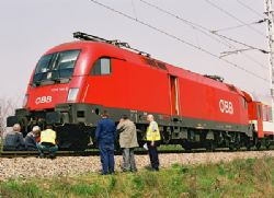Zrážka vlaku IC 402 Gerlach s osobným autom na priecestí v Bratislave-Petržalke