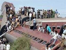 Zrážka troch osobných vlakov v Pakistane