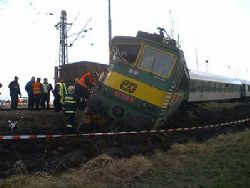 Nehoda rýchliku a nákladného vlaku na Královéhradecku (doplnené foto)