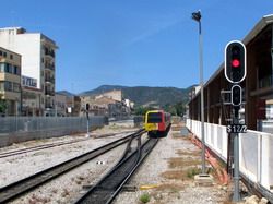 Mallorca: Modernizovanou tratí do města obuvníků
