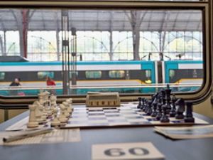 „Šachový vlak“ vyrazil z Prahy do Drážďan, Vratislavi, Bratislavy a Vídně