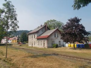 Zabudnuté lokálky VII: Opustené miestne železnice postavené ÖLEG vo východných Čechách