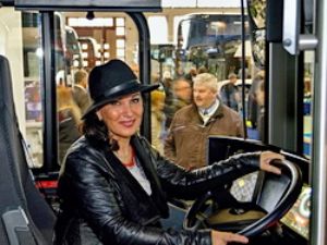 Třinecká starostka za volantem elektrobusu Škoda a další jevy z veletrhu Czechbus