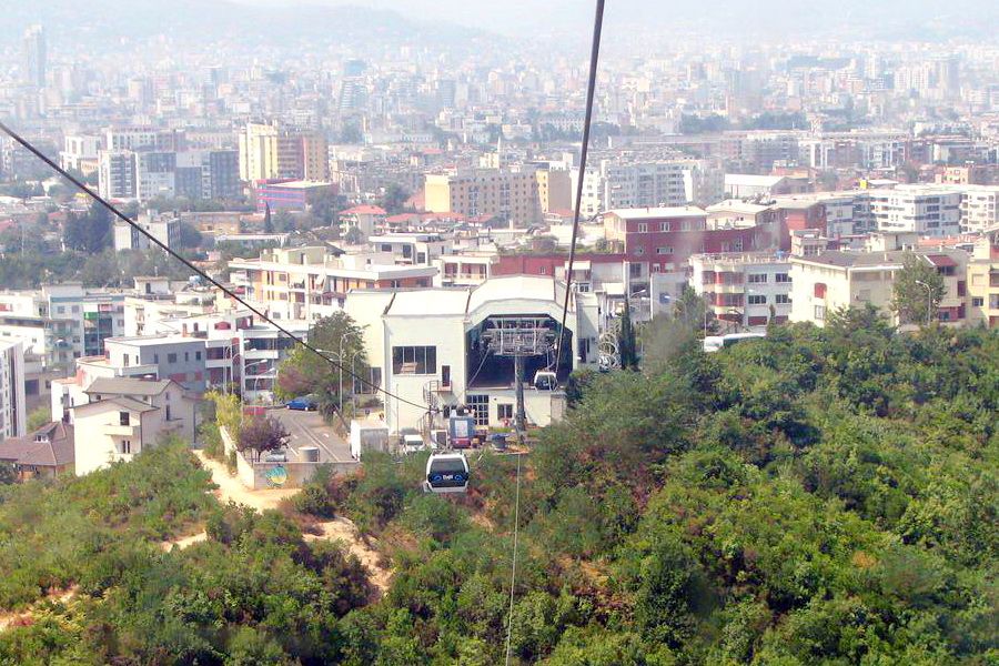 Tirana s lanovkou ale bez železnice