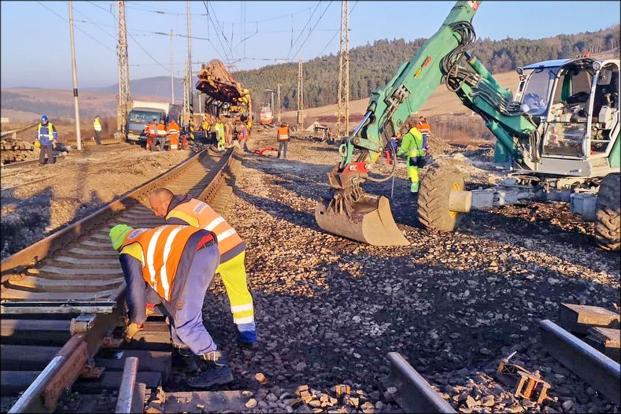 Vykoľajenie vlaku v Krompachoch a práce na mieste nehody