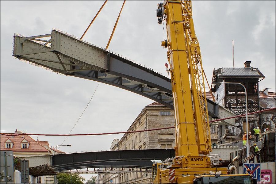Další nové díly Negrelliho viaduktu zapadly na své místo