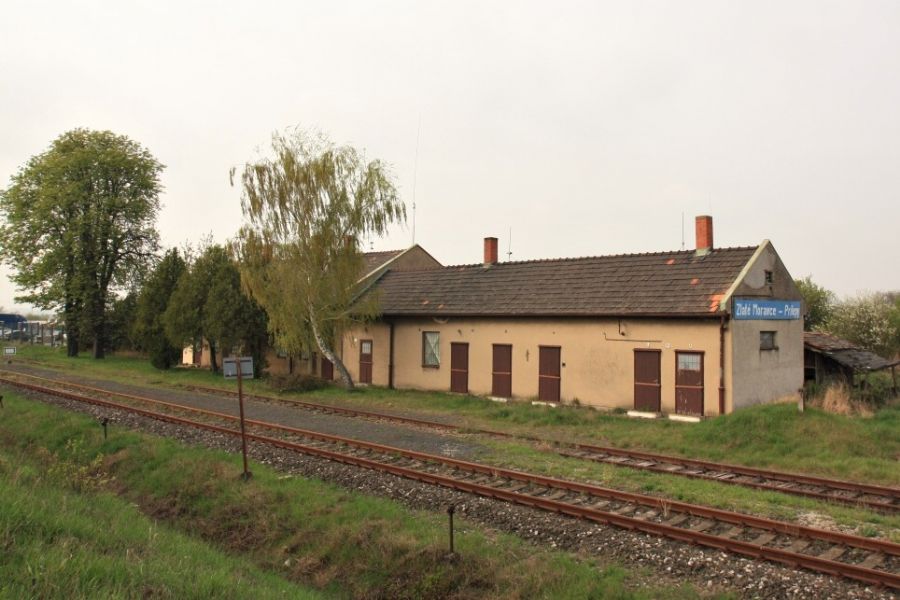 Vráťme osobné vlaky zo Zlatých Moraviec do Kozároviec, žiada petícia. Podpíšete?